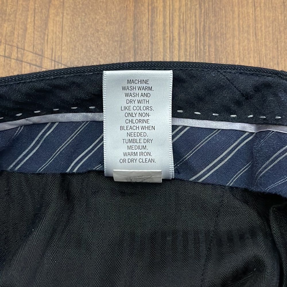 Banana Republic Navy blue light checkered Tailored Fit pants
Size 31x32 - Picture 8 of 8